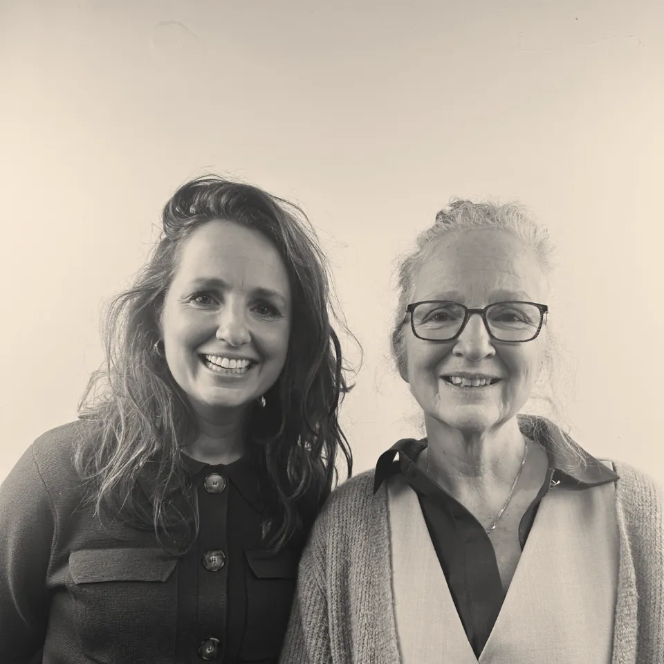 Een zwartwit foto van Laura en Sanne, de oprichters van Bureau de werkvloer en Iedereen aan Boord