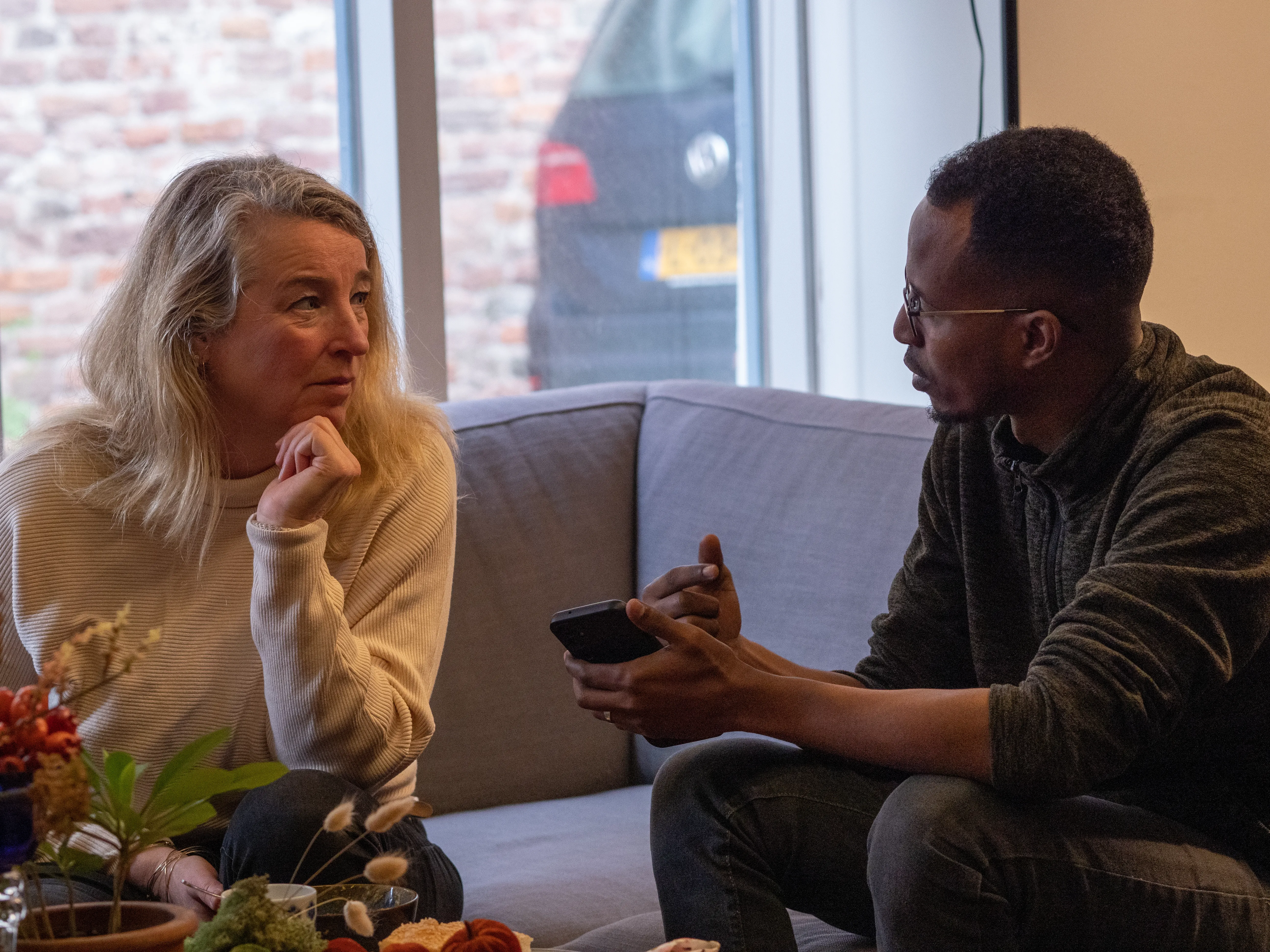 Abdishakur praat met een vrouw