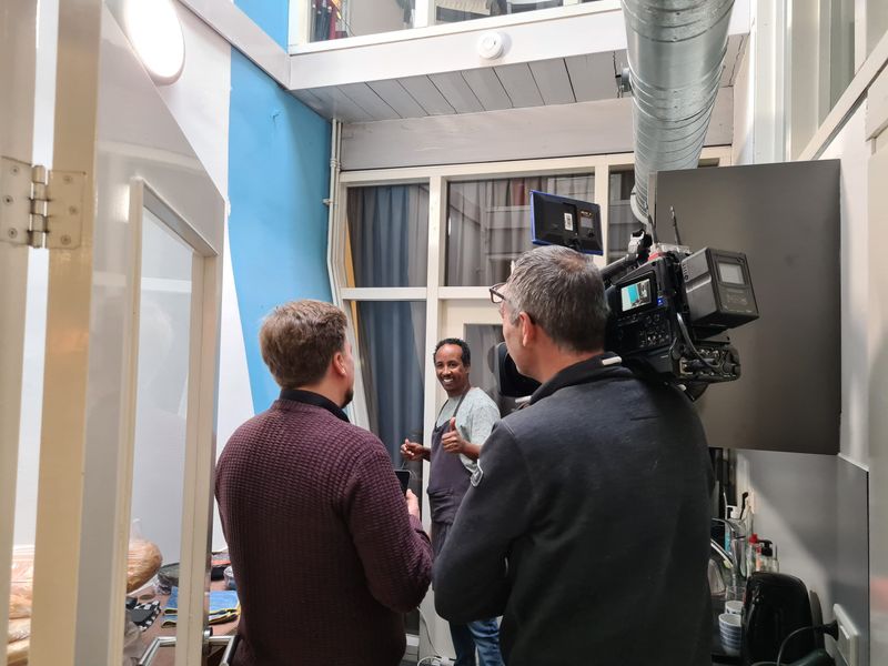 Foto van de cameraploeg van SBS met Mogos