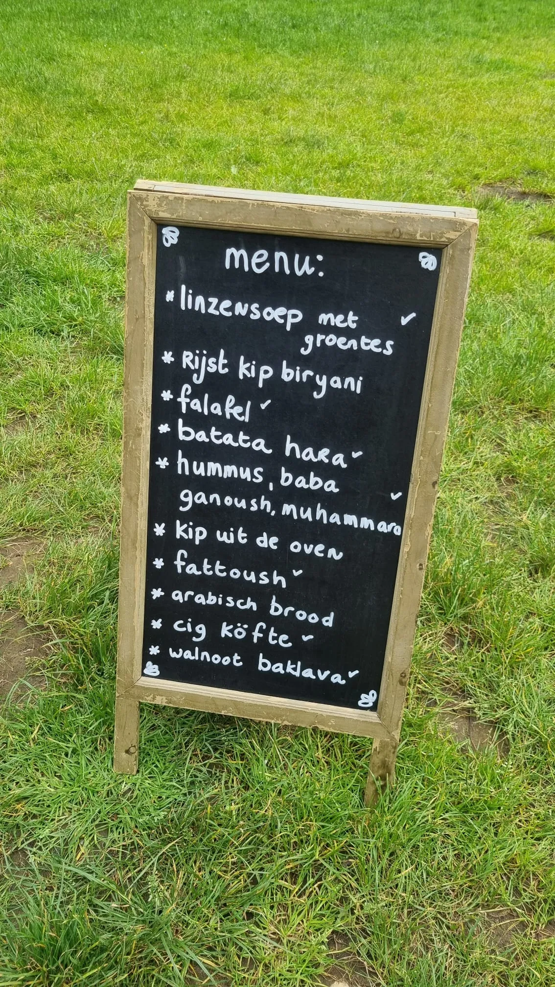 Een foto van een schoolbord met een menu
