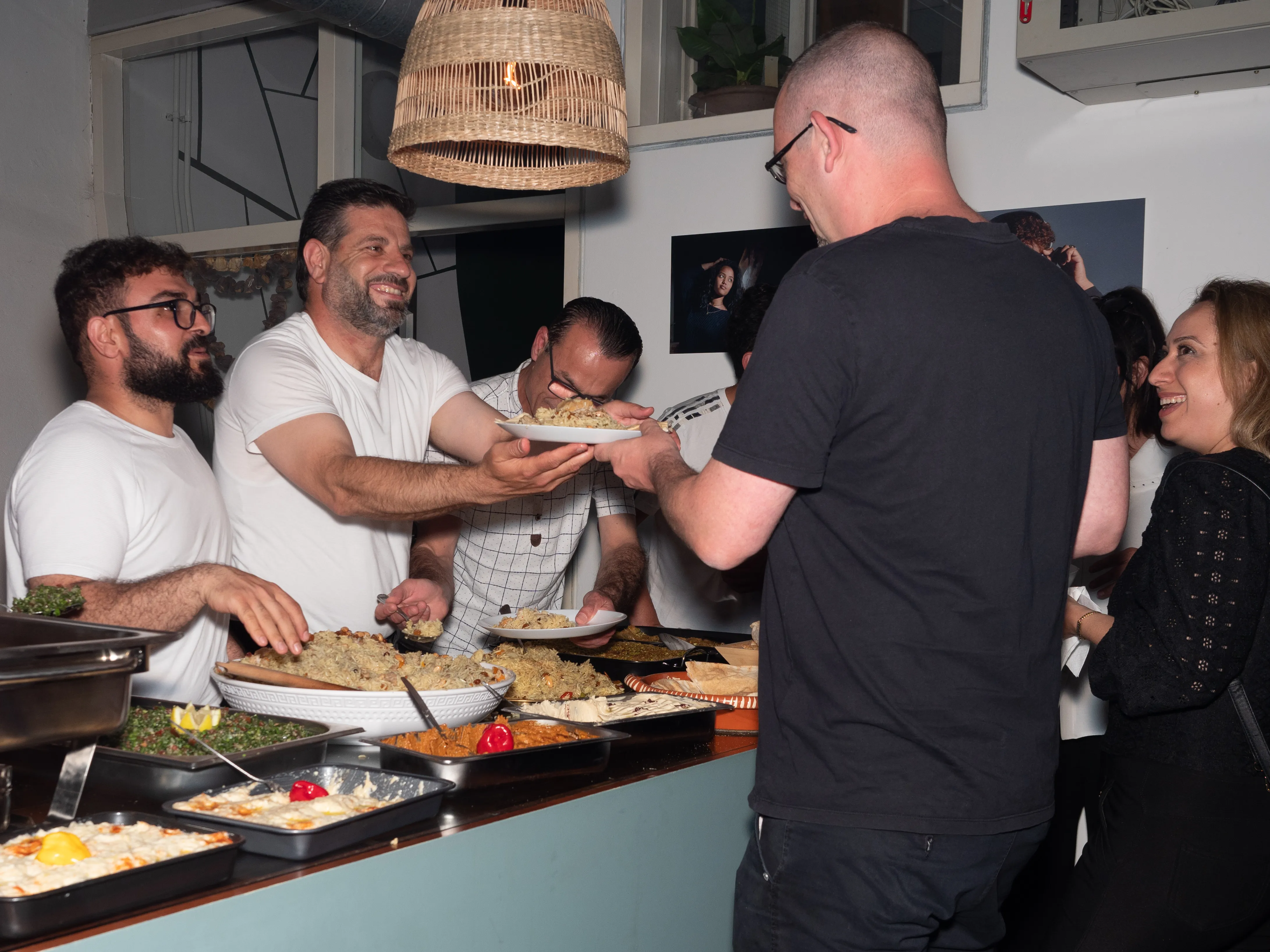 Een foto van de koks in de keuken