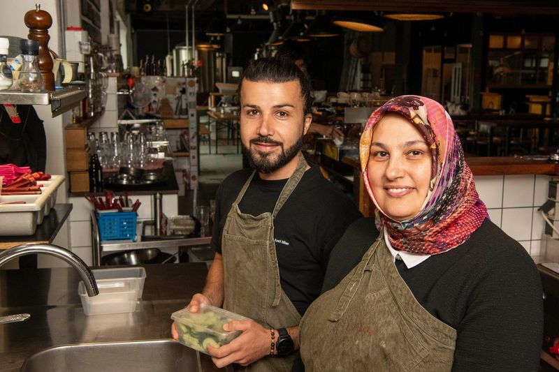 Foto van Hazhar en Hatice aan het werk bij Davo