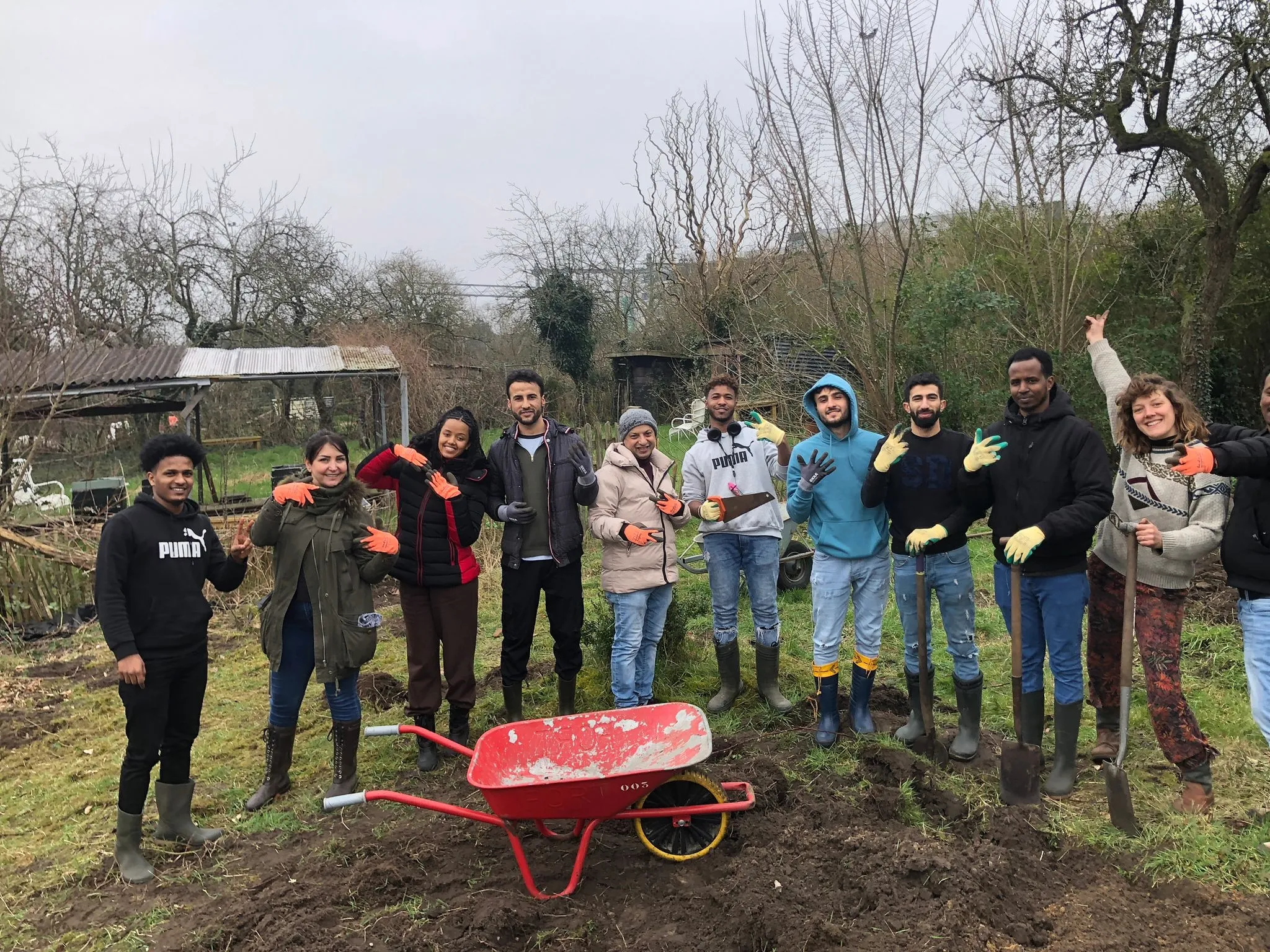 De leerlingen onderhouden de moestuin